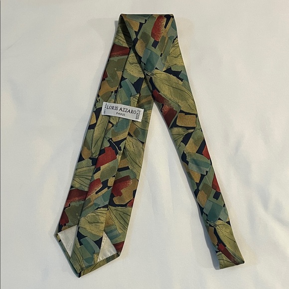 Elegant Green and Red Patterned Men's Tie - Picture 2 of 3